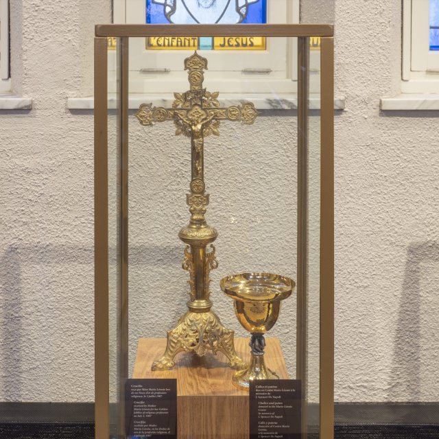  Crucifix recibido por Mother Marie-Léonie for her Golden Jubilee of religious profession on July 2, 1907.  Chalice and paten donated to the Marie-Léonie Center.  In memory of J. Spencer De Napoli