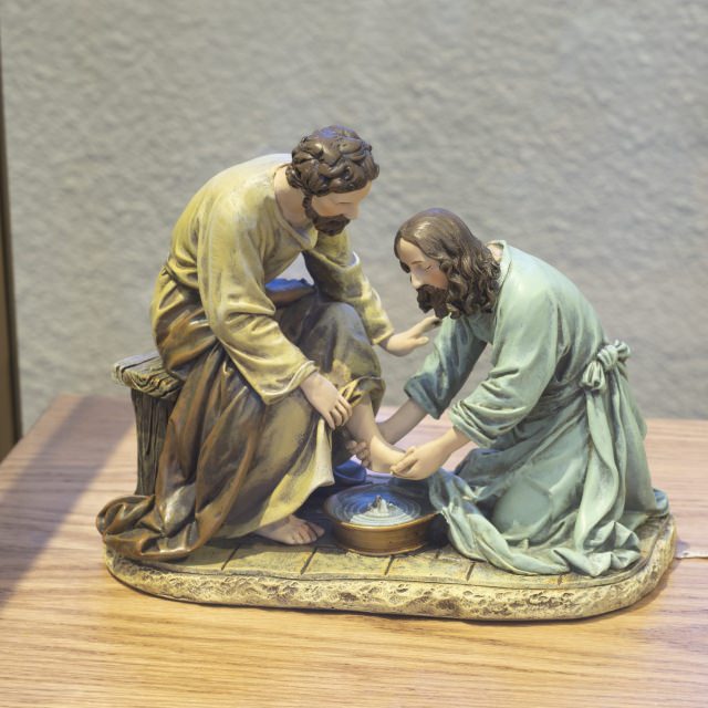 Statue de la scène du lavement des pieds. Le Christ serviteur est l’expression évangélique du charisme de Les Petites Sœurs de la Sainte-Famille.