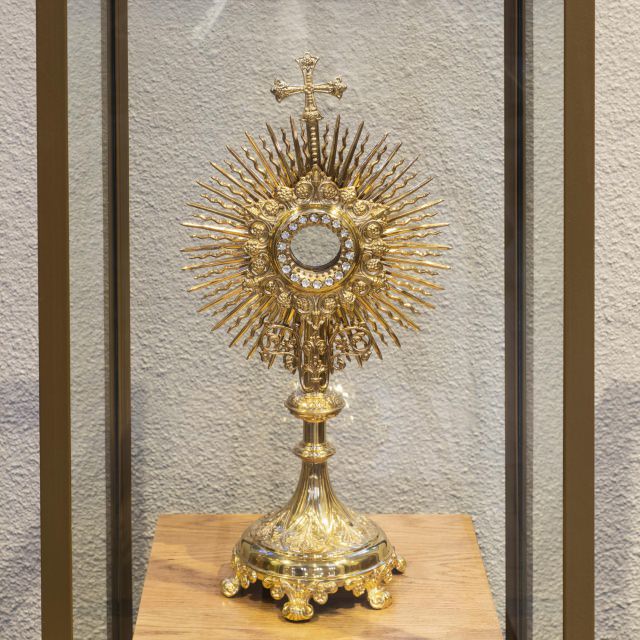 Monstrance offered to Mother Marie-Léonie by her family for her Golden Jubilee of religious profession, on July 2, 1907se, le 2 juillet 1907.