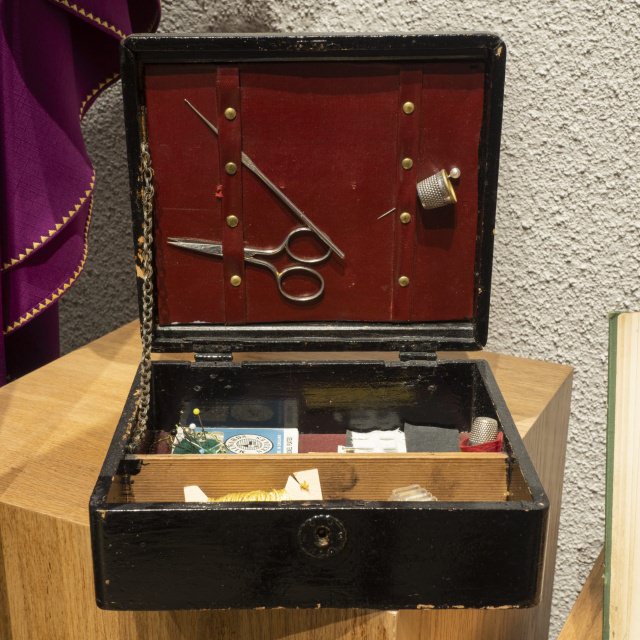 Sewing kit offered to Mother Léonie by Sister Marie du Rosaire